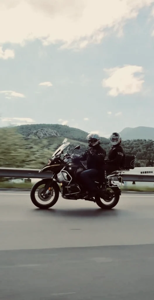 Discover the Best Adventure Motorcycle Gear: Your Ultimate Guide 4 riding a motorcycle